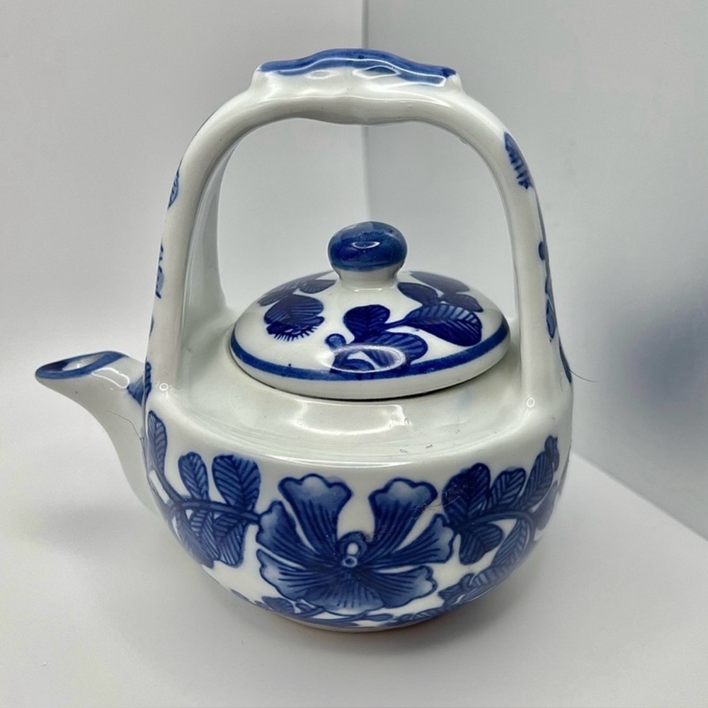Chinese Porcelain Teapot, Blue and White Florals